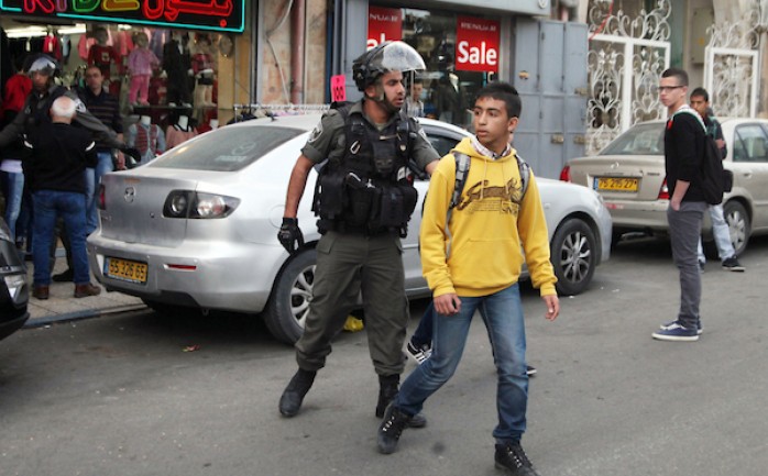 قوات الاحتلال خلال اعتقالها أحد الأطفال في الخليل